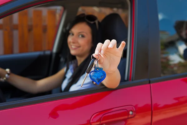 Mujer con coche nuevo y llaves del coche — Foto de Stock