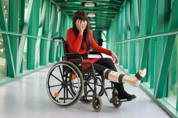 Woman with leg in plaster — Stock Photo, Image