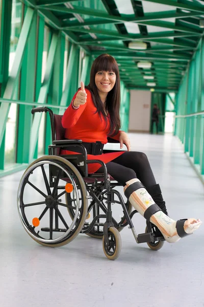 Woman with leg in plaster — Stock Photo, Image