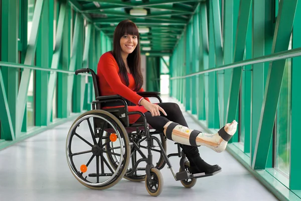 Woman with leg in plaster — Stock Photo, Image