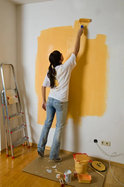 Mujer colorea su primer piso — Foto de Stock