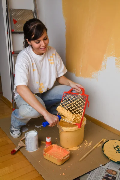 Женщина раскрашивает свою первую квартиру — стоковое фото