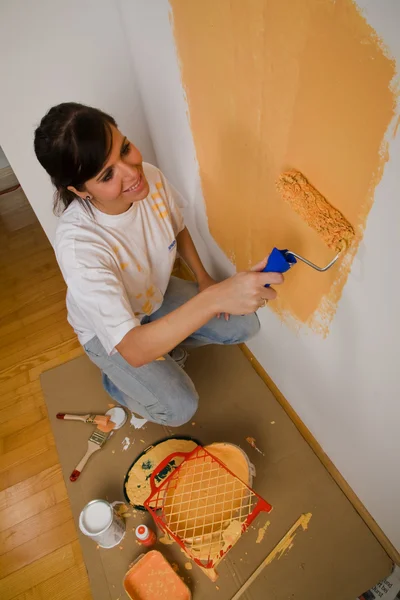 Mulher cores seu primeiro apartamento — Fotografia de Stock