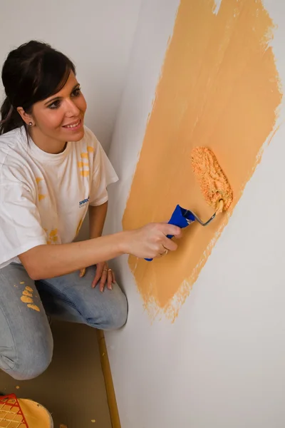 Woman colours her first flat — Stock Photo, Image