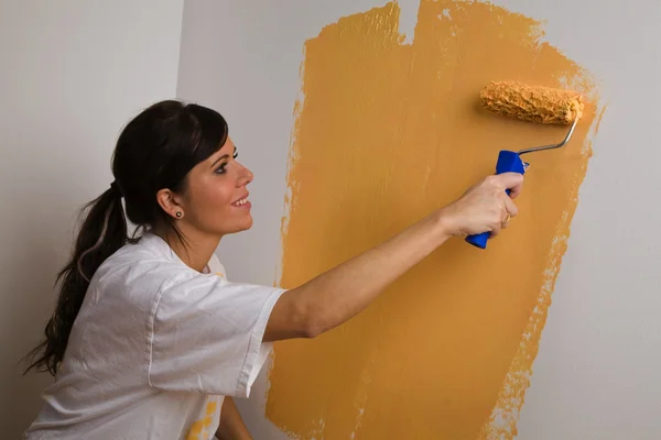 Woman colours her first flat — Stock Photo, Image