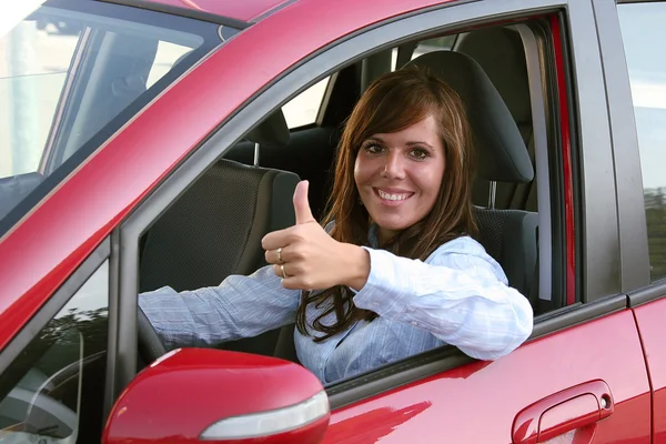 Mujer joven con un coche nuevo — Foto de Stock