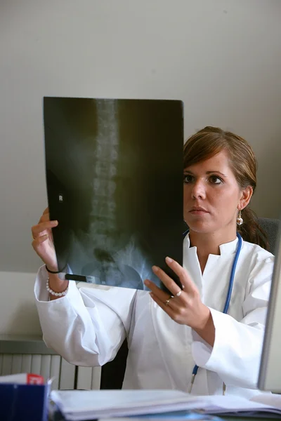 X-ışını ile hastanede doktor — Stok fotoğraf