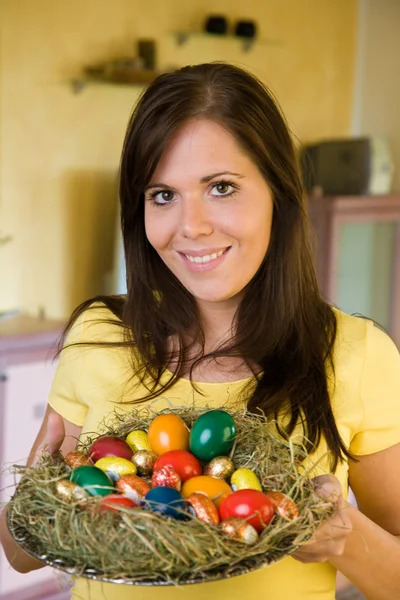 Bellezza donna tenendo cesto di Pasqua — Foto Stock