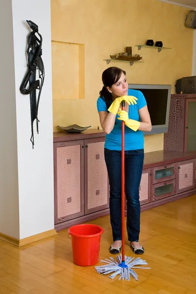 Ev kadını onun daire temizliği — Stok fotoğraf