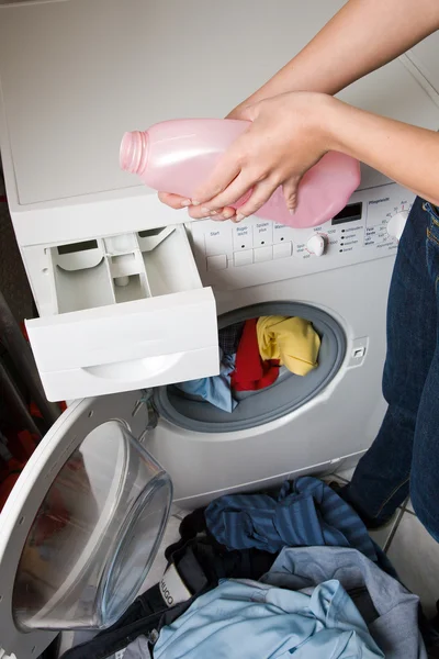 A young woman has wash-day — Stock Photo, Image