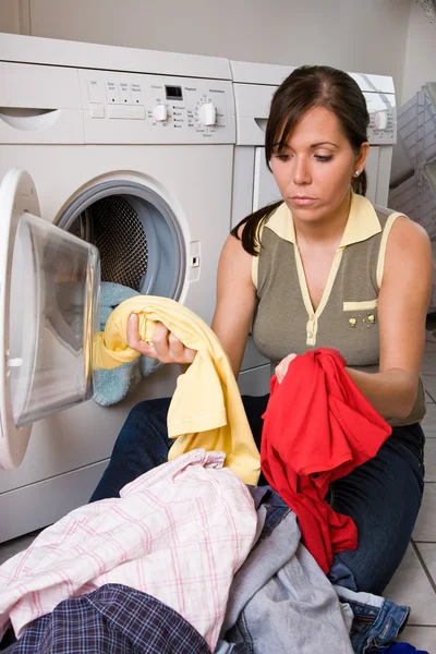 Μια νεαρή γυναίκα έχει πλύσιμο-ημέρα — Φωτογραφία Αρχείου