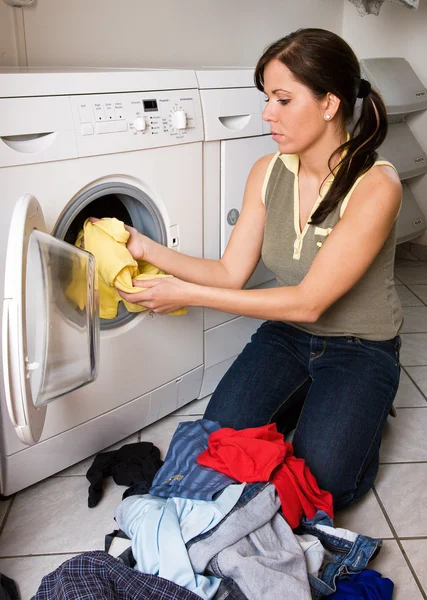Uma jovem tem um dia de lavagem — Fotografia de Stock