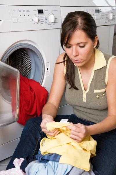 En ung kvinna har tvätt-dag — Stockfoto