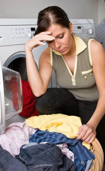 Молода жінка має день прання — стокове фото