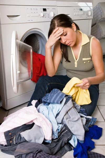 Egy fiatal nő van mosás-nap — Stock Fotó
