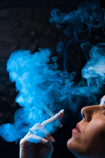 Donna che fuma un sigaro — Foto Stock