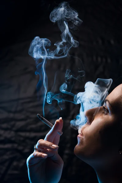 葉巻を吸っている女性 — ストック写真