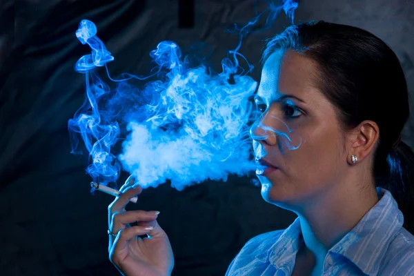 Kvinna röka en cigarr — Stockfoto