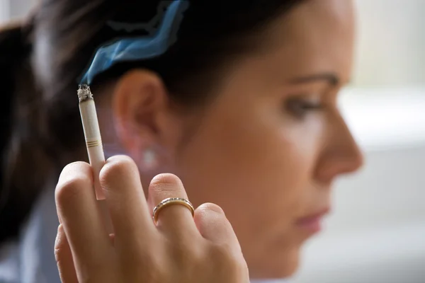 Жінка курить сигару — стокове фото