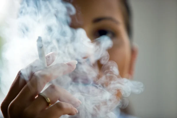 Mulher fumando um charuto — Fotografia de Stock