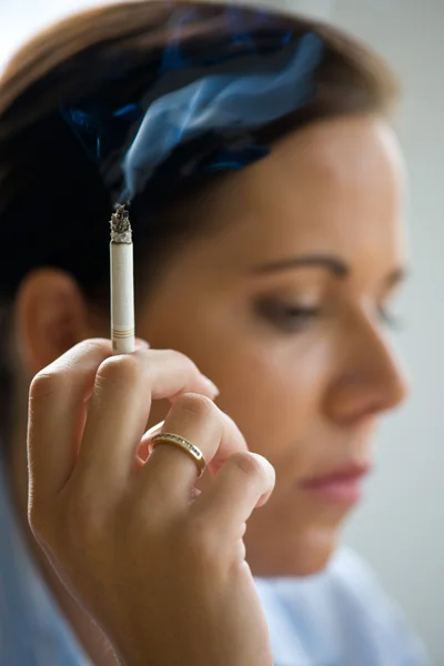 Γυναίκα το κάπνισμα πούρου — Φωτογραφία Αρχείου