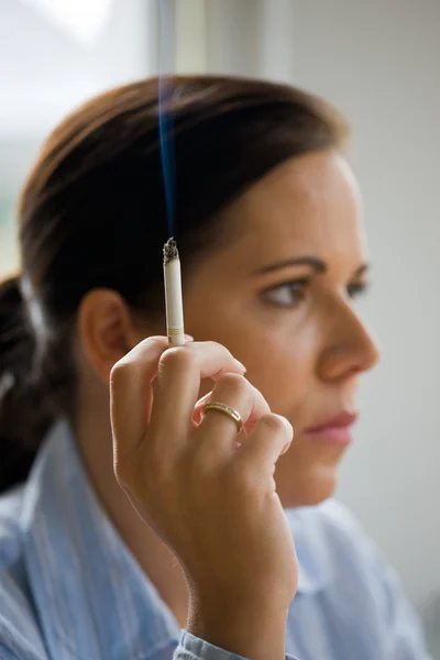 Mujer fumando un cigarro — Foto de Stock