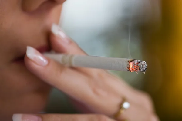 Woman smoking a cigar — Stock Photo, Image