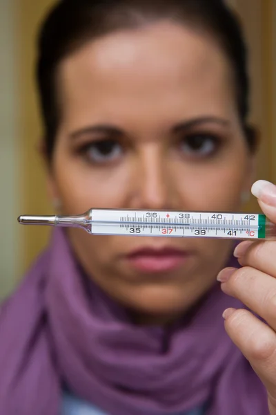 Женщина с клиническим термометром — стоковое фото