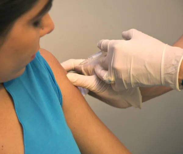 Γιατρός εμβολιάζεται έναν ασθενή — Φωτογραφία Αρχείου