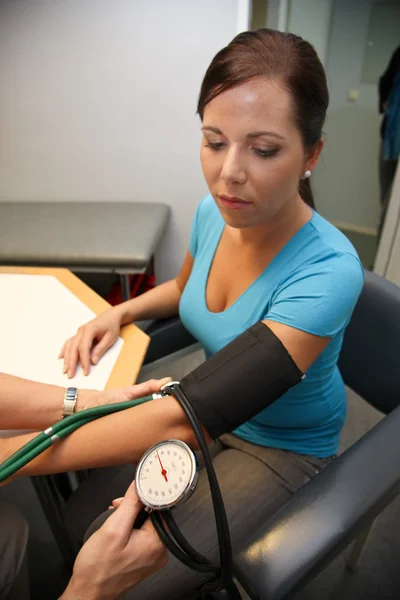 Médecin quand la pression artérielle — Photo