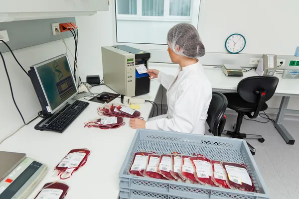 Utredning av blodgivare i blod lab — Stockfoto