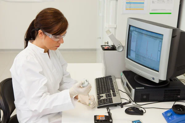 Vrouwen in het onderzoek in het laboratorium van het onderzoek — Stockfoto