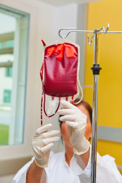 Νοσοκόμα σε νοσοκομείο με προϊόντα αίματος. — Φωτογραφία Αρχείου