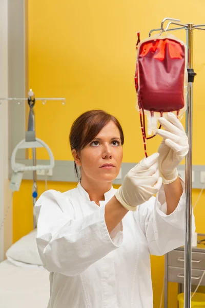 Sjuksköterska på sjukhus med blodprodukter. — Stockfoto