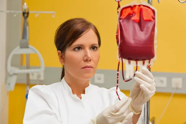 Enfermeira no hospital com produtos derivados de sangue . — Fotografia de Stock