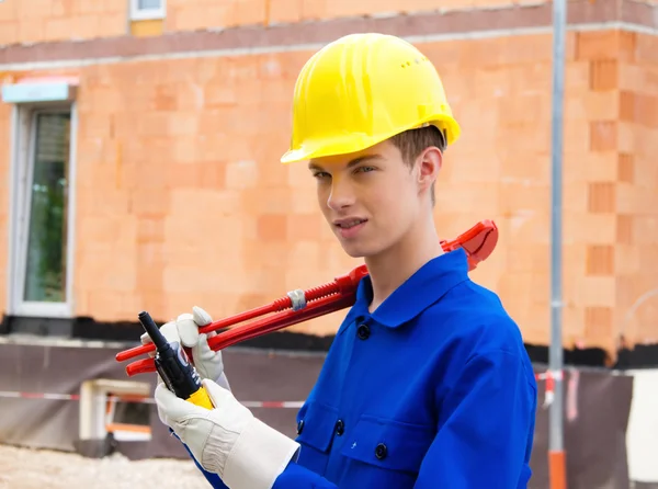 Lärling / praktikant. byggnadsarbetare på byggnadsplatsen — Stockfoto