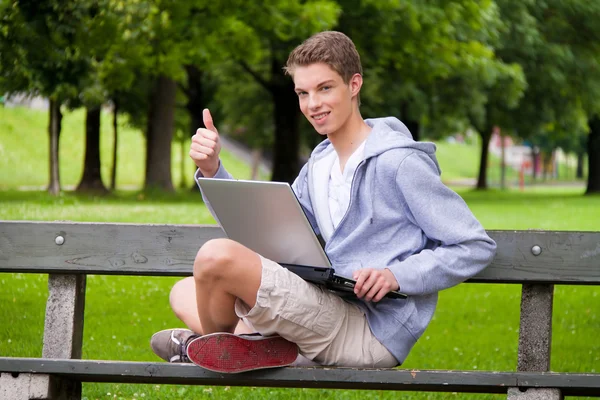 लैपटॉप कंप्यूटर आउटडोर साथ युवा आदमी — स्टॉक फ़ोटो, इमेज