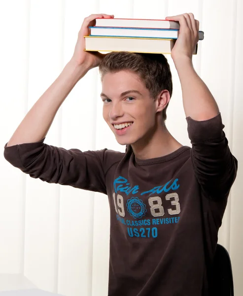 Un jeune étudiant quand il apprend avec des livres — Photo