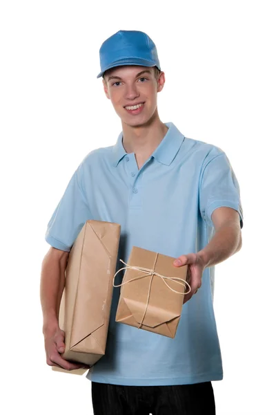 Молодий чоловік пакетної кур'єрської служби приносить — стокове фото
