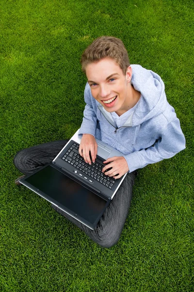 Dizüstü bilgisayar açık havada olan genç adam — Stok fotoğraf