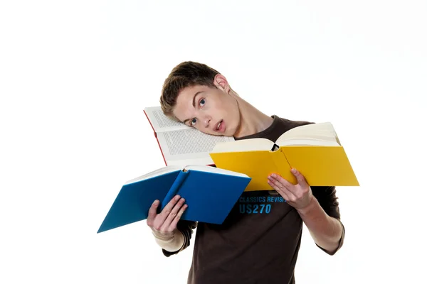 Ένας νεαρός φοιτητής κατά την εκμάθηση με βιβλία — Φωτογραφία Αρχείου
