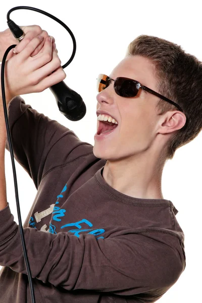Jovem cantora com um microfone — Fotografia de Stock
