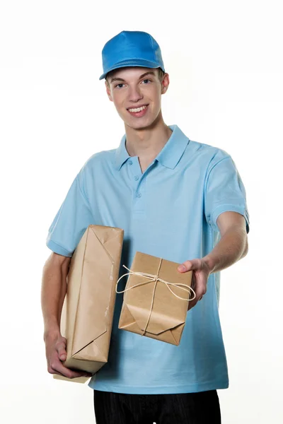 O jovem do serviço de correio de pacote traz — Fotografia de Stock