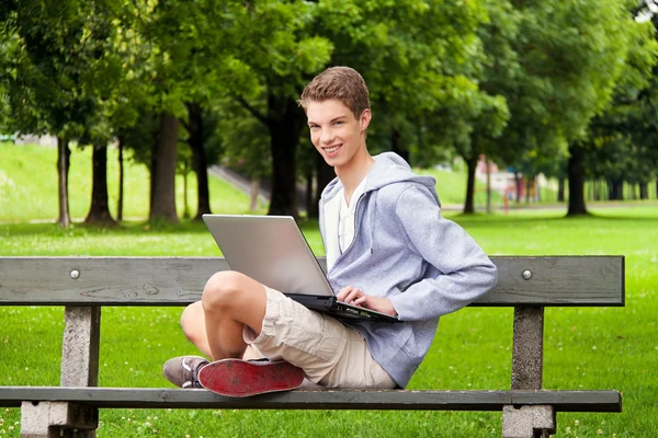 Genç ile dizüstü bilgisayar açık havada — Stok fotoğraf