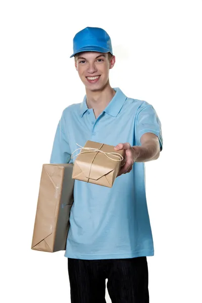 Jonge man van pakket courier service brengt — Stockfoto