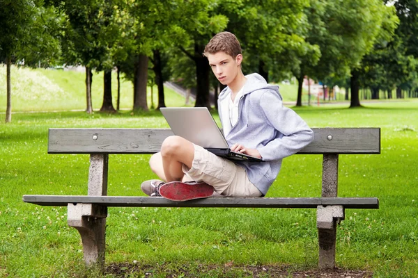 Έφηβος με φορητό υπολογιστή σε εξωτερικούς χώρους — Φωτογραφία Αρχείου