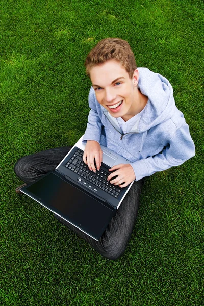 Подросток с ноутбуком на открытом воздухе — стоковое фото