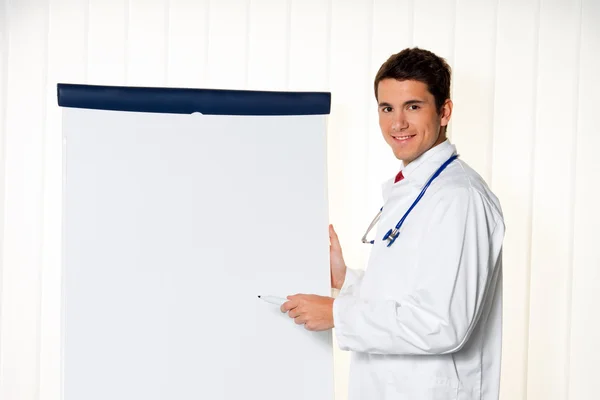 Doktor bir flip grafik sunum ile — Stok fotoğraf
