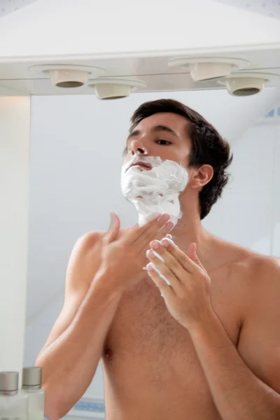 Mann rasiert sich mit Rasierklinge — Stockfoto