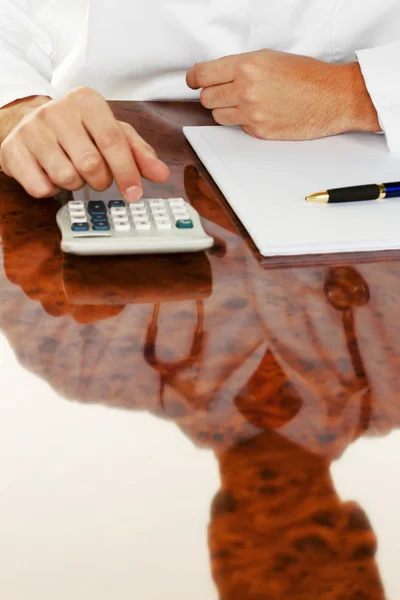 Doutor com uma calculadora. médico prática de contabilidade de custos — Fotografia de Stock